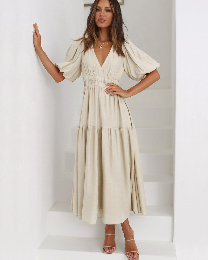 Delphine - Κομψό φόρεμα μέσου μήκους με λαιμόκοψη V και μανίκια με βολάν