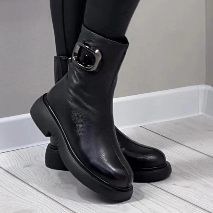 Moniek - Δερμάτινα μποτάκια με αγκράφα