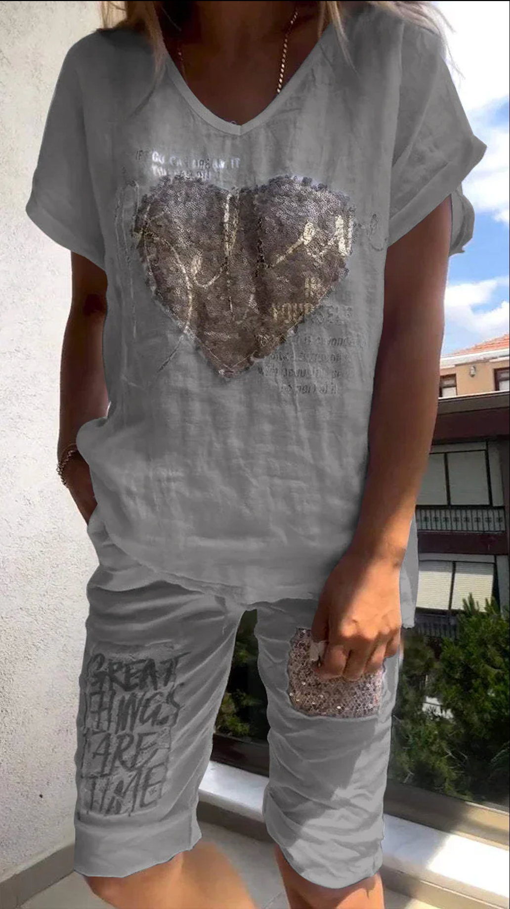 Varessa - κοστούμι δύο τεμαχίων με V-neck και χρυσή ανάγλυφη εκτύπωση