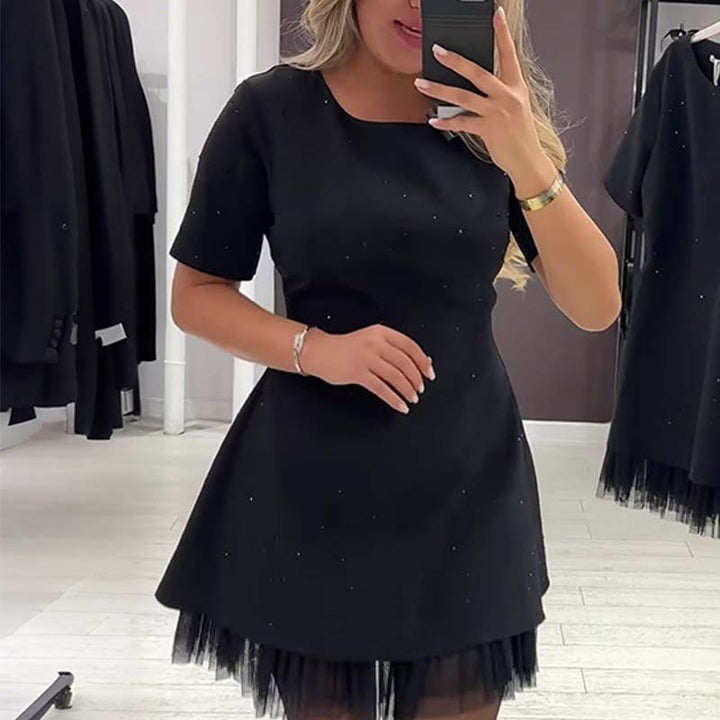 Fawnia - Λαμπερό μίνι φόρεμα με κοντά μανίκια και δαντελένια διακόσμηση