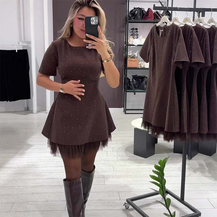 Fawnia - Λαμπερό μίνι φόρεμα με κοντά μανίκια και δαντελένια διακόσμηση