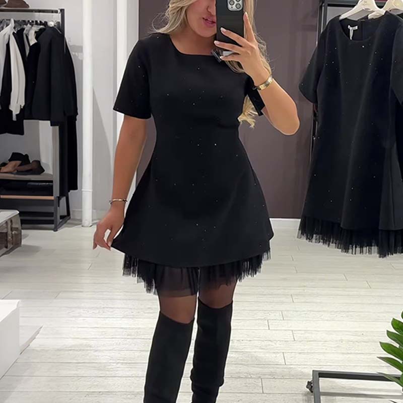 Fawnia - Λαμπερό μίνι φόρεμα με κοντά μανίκια και δαντελένια διακόσμηση